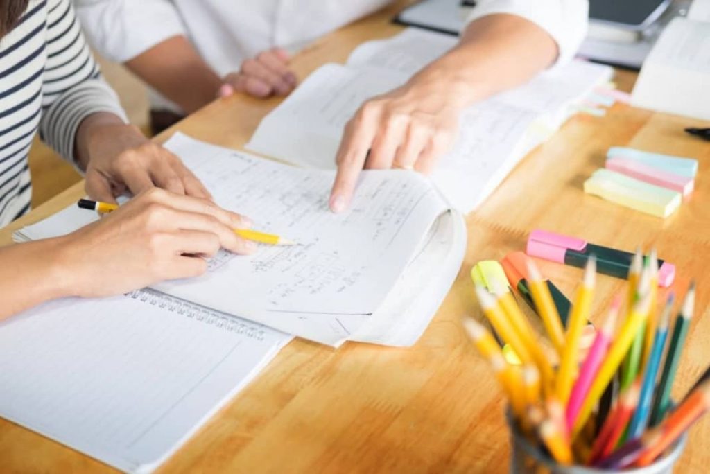 Meditațiile pentru elevi, o povară financiară tot mai grea pentru părinți Pregătirea suplimentară pentru examenele naționale și bacalaureat a devenit o necesitate, dar și o cheltuială considerabilă pentru familiile din România
