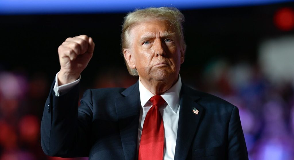 Trump caută „iertarea“ după atacuri la Papă și Biblia din Biroul Oval