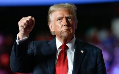 Trump caută „iertarea“ după atacuri la Papă și Biblia din Biroul Oval