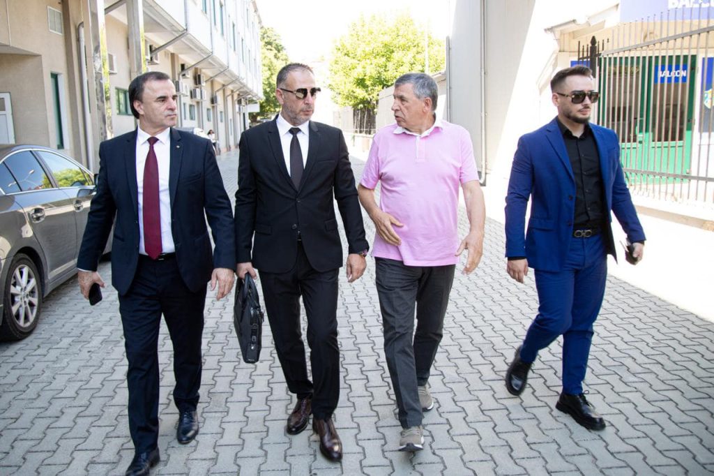 Implicarea familiei Bicuți în scandalul „Pozele Elenei Lasconi”, care a zguduit campania prezidențială, ridică semne de întrebare cu privire la afacerile pe care le derulează Liviu și Andrei Bicuți, mai ales cele legate de fonduri publice