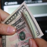 Dolarul, sub presiune: Iranul și riscurile geopolitice nu-i dau pace