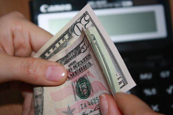 Dolarul, sub presiune: Iranul și riscurile geopolitice nu-i dau pace