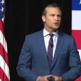 Biblia, invocată la Pentagon: Pete Hegseth acuză presa. Papa Leon, reacție vehementă