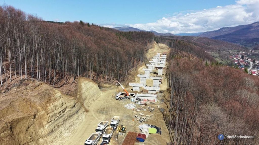 Muncă titanică pe A1: 1.550 de oameni și utilaje forajează tunelul Poiana