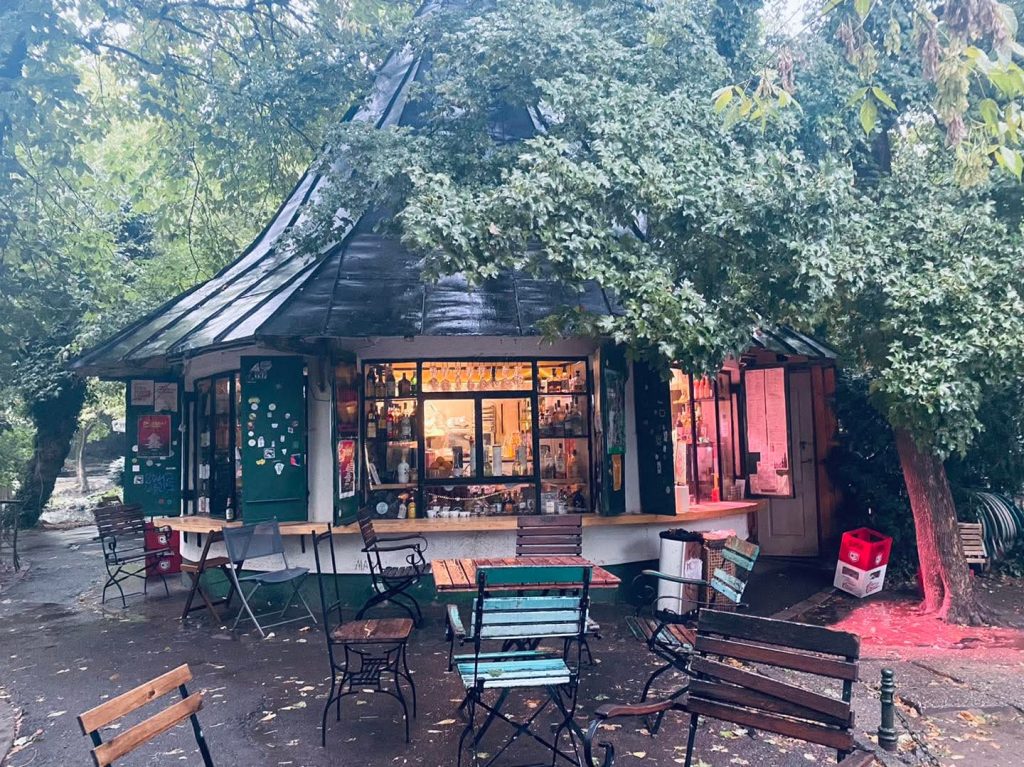 Mii de oameni contra lui Ciucu: „Nu desființa terasa din Cișmigiu!”