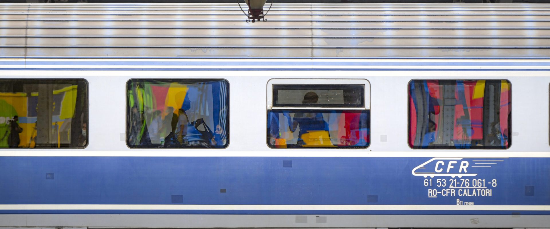 Copac prăbușit pe șine: Trenurile blocate pe ruta Brașov-Sighișoara