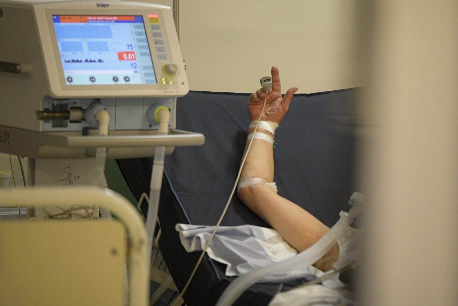 Mutatie genetică rară: Pacient HIV vindecat complet după transplant