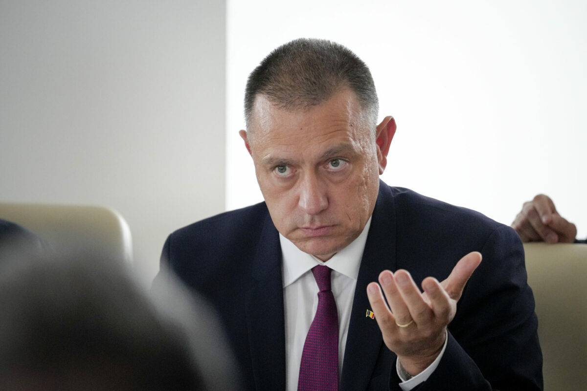 Bolojan, luat prin surprindere: „Ne pare rău că vă încurcăm!”