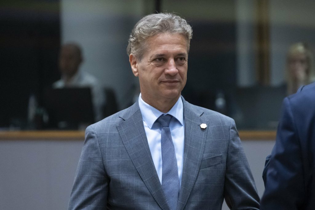 Premierul, în genunchi: Admite eșecul în formarea Guvernului