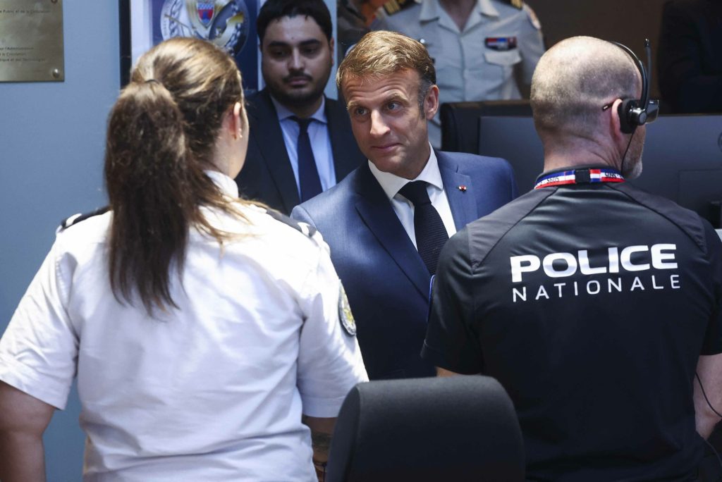 Poliția, blocată la Elysee: Anchetă-bombă pentru Macron