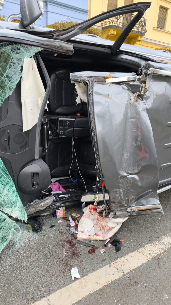 Tânără de 19 ani, în stare gravă după accidentul de la Ziridava: Mașina, făcută praf (foto)