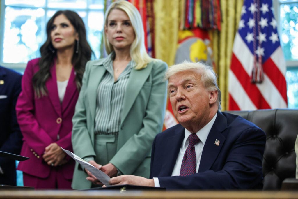 Nu-și ascultă sfătuitorii! Donald Trump, nervos, improvizează