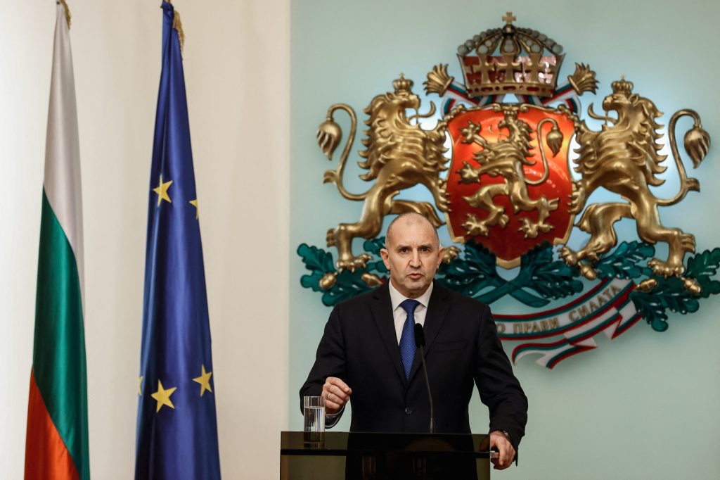 Radev, tot mai sus în sondaje, înaintea votului decisiv de duminică
