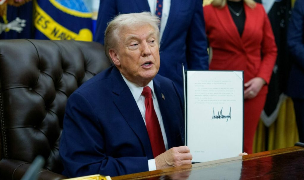 Donald Trump a anunțat o pauză de două săptămâni a bombardamentelor asupra Iranului, dar decizia a fost primită cu sarcasm de televiziunea de stat iraniană, care a catalogat-o drept o „retragere umilitoare”