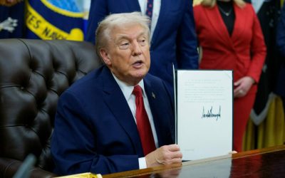 Donald Trump a anunțat o pauză de două săptămâni a bombardamentelor asupra Iranului, dar decizia a fost primită cu sarcasm de televiziunea de stat iraniană, care a catalogat-o drept o „retragere umilitoare”