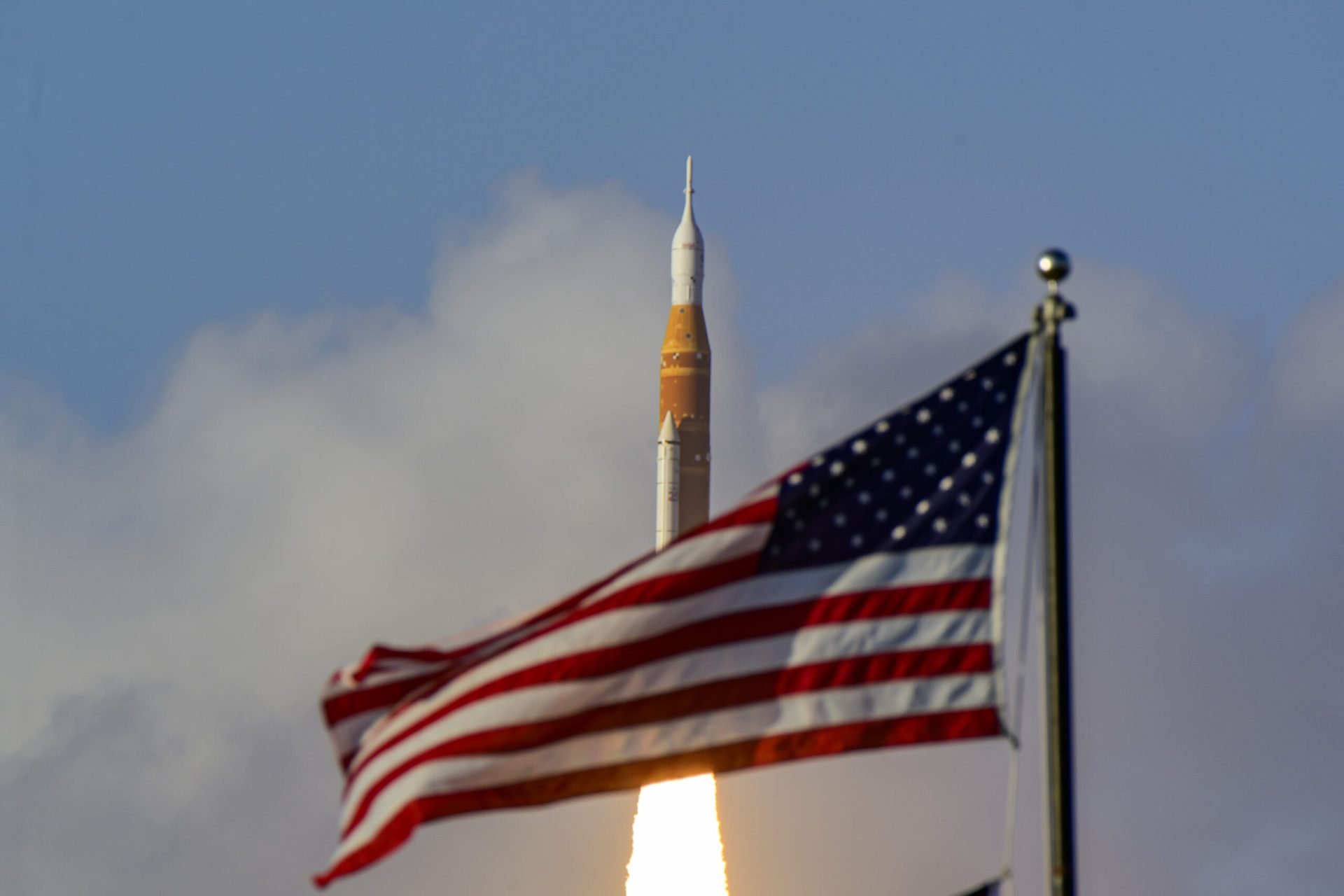 Deceniile care au urmat aselenizării din 1969 au adus o reducere drastică a interesului pentru misiunile umane pe Lună