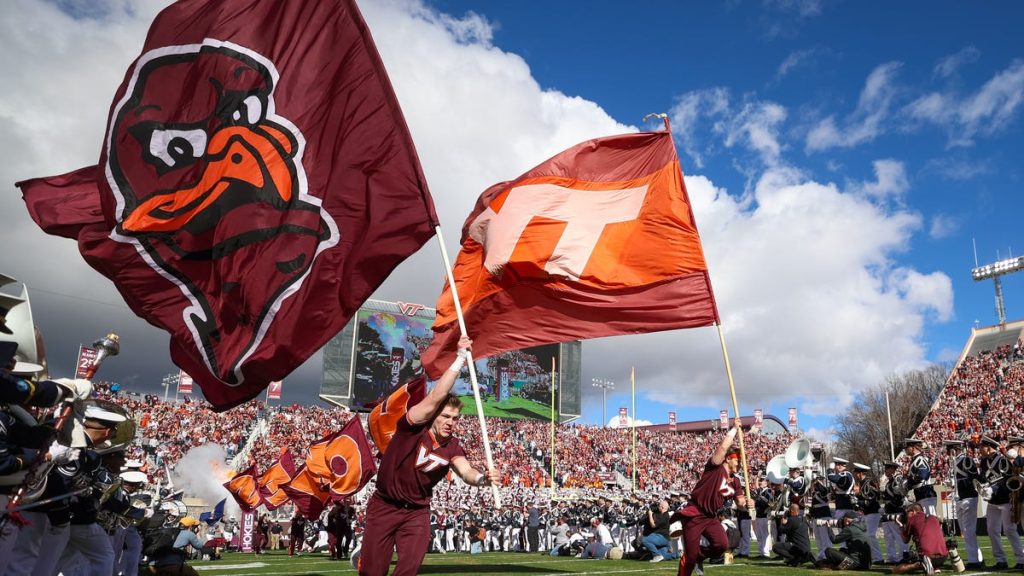 Accident grav la Virginia Tech: Parașutist prăbușit, meci amânat