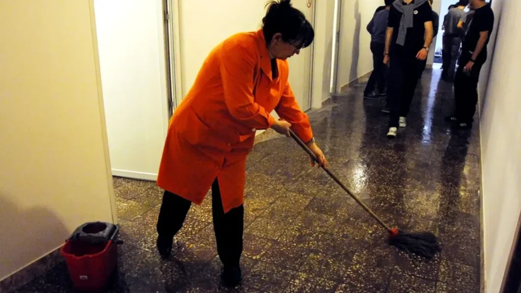 Români, revoltați: „Femeia de serviciu” cu salariu mai mare decât un absolvent