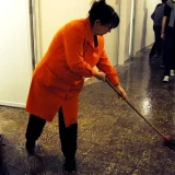 Români, revoltați: „Femeia de serviciu” cu salariu mai mare decât un absolvent