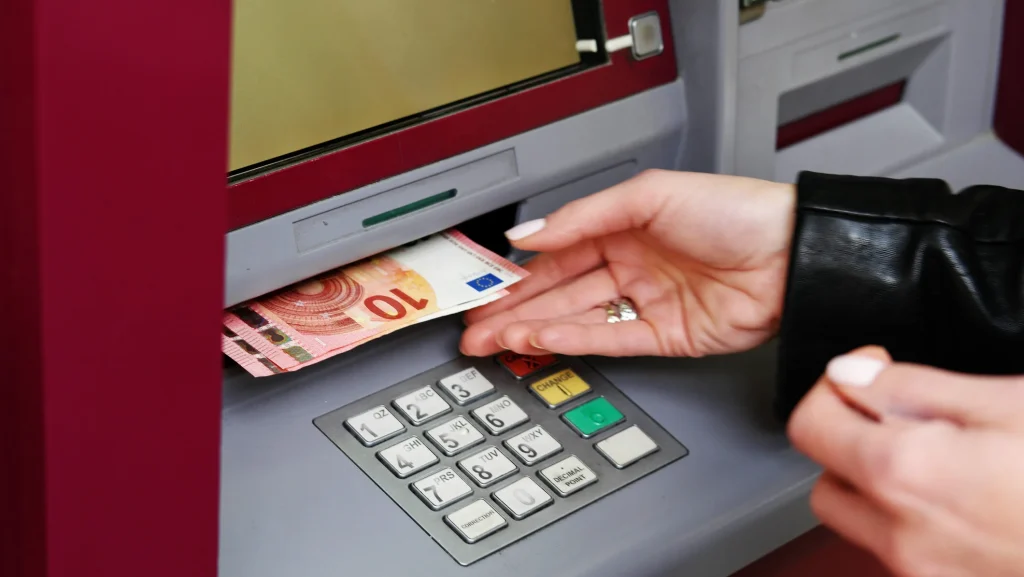 Bani cash, sub lupa UE: Verificări în timp real la bancomate pentru retrageri