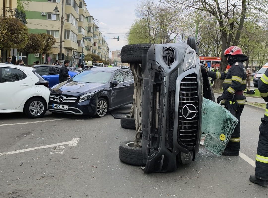Accidentul de la Ziridava, cu mai multe mașini implicate și cu rănirea gravă a unei adolescente, a fost provocat de un șofer de 46 de ani (foto)