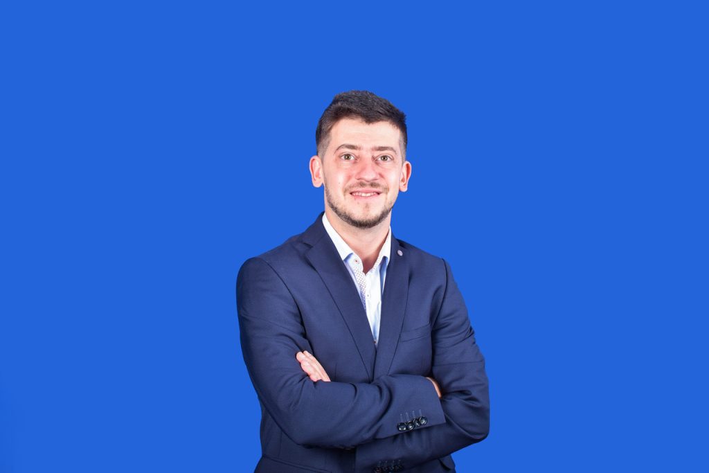 Inteligența artificială redefinește munca: Companiile automatizează masiv, angajații se adaptează București – Inteligența artificială (AI) transformă rapid modul în care funcționează companiile, preluând sarcini repetitive și schimbând rolurile angajaților