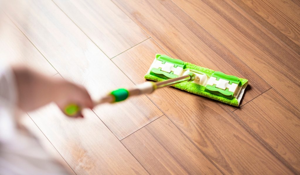 Ai parchet zgâriat? Trucul genial care-i dă strălucire ca-n reviste