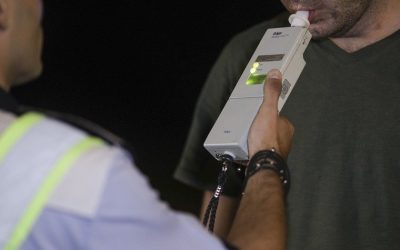 Un bărbat din localitatea NOVACI, județul GORJ, a fost reținut de poliție după ce a fost prins conducând autovehiculul sub influența alcoolului, cu o alcoolemie care a depășit pragul de doi și chiar trei la mie
