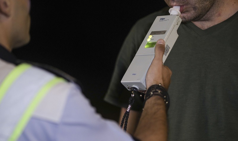 Un bărbat din localitatea NOVACI, județul GORJ, a fost reținut de poliție după ce a fost prins conducând autovehiculul sub influența alcoolului, cu o alcoolemie care a depășit pragul de doi și chiar trei la mie