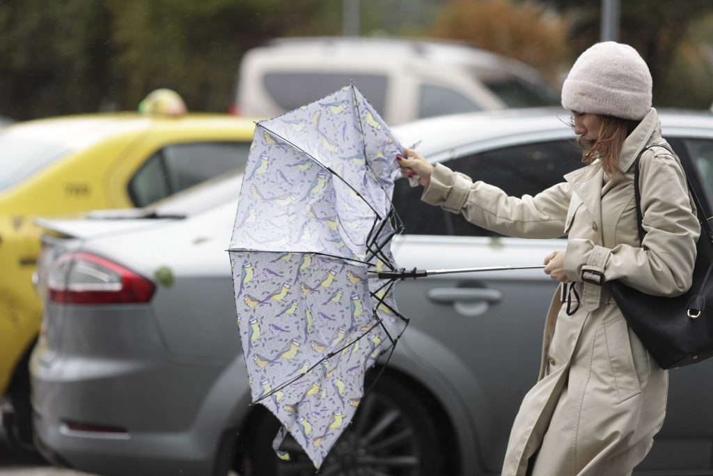 Alertă meteo: Ploi torențiale, vânt puternic și grindină. Cum va fi vremea în București?