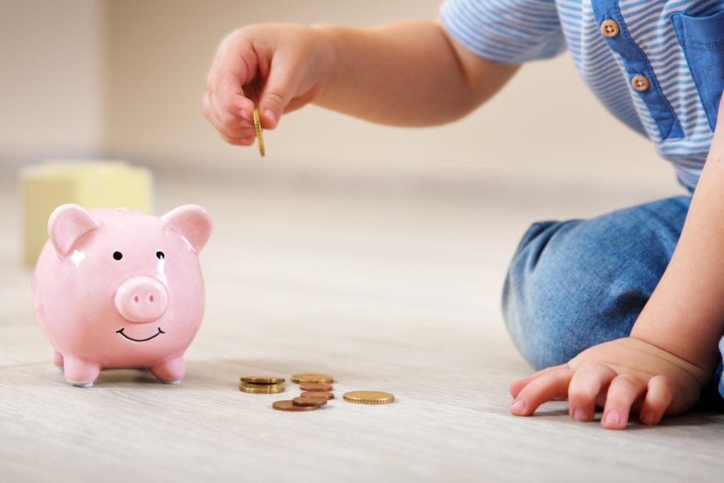 București – Zeci de mii de familii și pensionari vor primi banii de alocații, indemnizații și pensii mai devreme, pentru a face față cheltuielilor de Paște