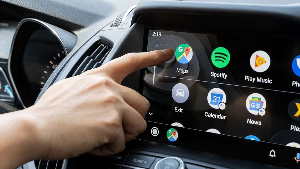 Android Auto: Cum să-ți transformi experiența la volan Sistemul Android Auto, integrat în mașini, poate fi o sursă de stres pentru unii șoferi, dar și un instrument util pentru alții