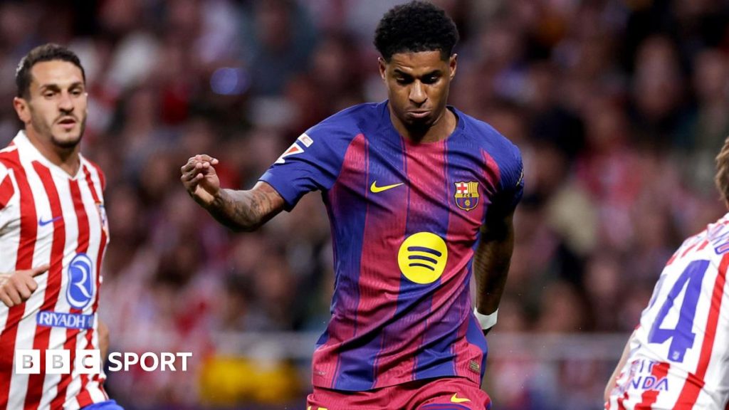 Echipa de fotbal FC BARCELONA, condusă de antrenor, se află pe primul loc în clasamentul La Liga, cu 74 de puncte acumulate după 30 de meciuri jucate