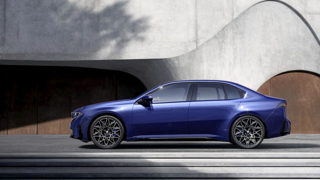 BMW i3, cu o autonomie ce promite să schimbe percepția despre electrice Noul model electric BMW i3 promite o autonomie impresionantă, de până la 900 de kilometri în ciclul WLTP, un detaliu care atrage atenția și redefinește așteptările de la un sedan electric premium