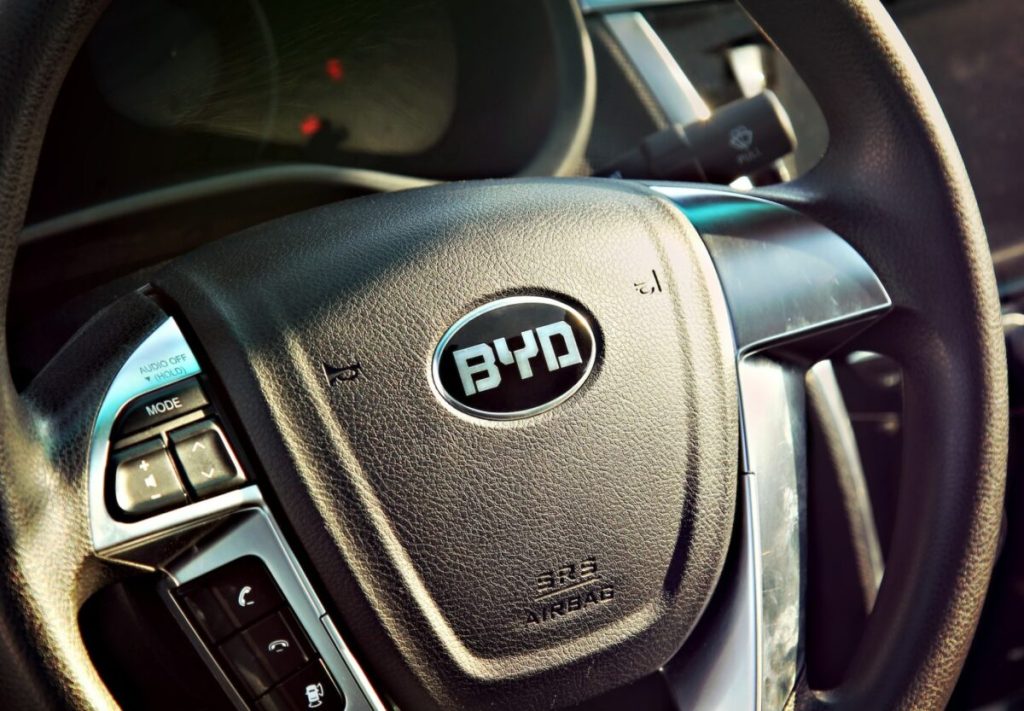 Fabrica BYD din Ungaria, Acuzată de Exploatarea Muncitorilor Chinezi Un scandal de proporții zguduie prima fabrică europeană a gigantului auto chinez BYD, amplasată în Ungaria
