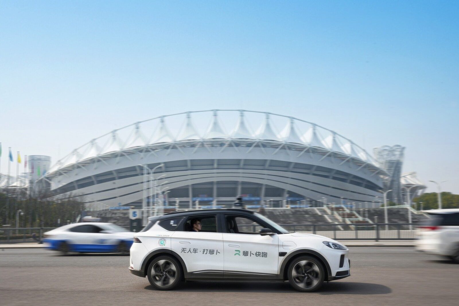 Hala Wuhan: Sute de Robotaxi-uri, blocate în trafic din cauza unei defecțiuni O defecțiune tehnică majoră a lăsat cel puțin o sută de robotaxi-uri, vehicule autonome fără șofer, blocate în traficul din Wuhan, China, generând îngrijorări cu privire la siguranța acestor automobile