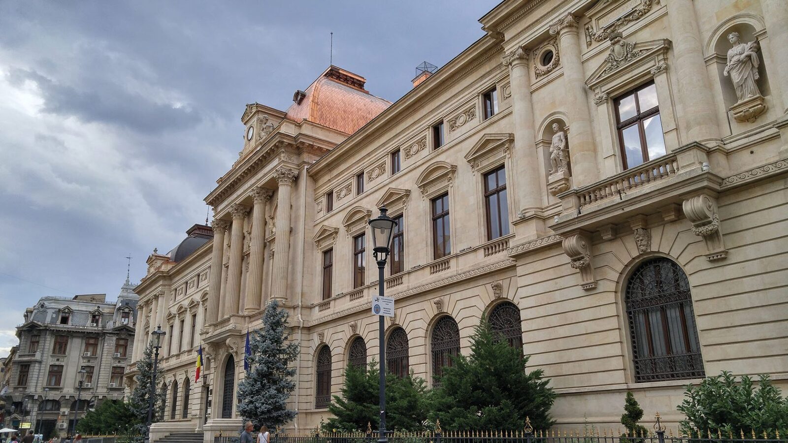 Consiliul de Administrație al BNR menține dobânda de politică monetară la 6,50% Banca Națională a României (BNR) a decis astăzi, 7 aprilie 2026, să mențină rata dobânzii de politică monetară la nivelul de 6,50% pe an