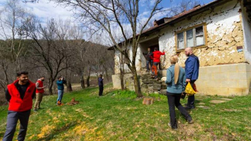 Un bătrân din munții Buzăului are 12 kilometri până la cel mai apropiat magazin, dar a primit un ajutor nesperat de Sărbători