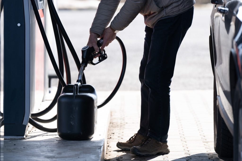 Guvernul vrea să schimbe schema de reducere a prețului la motorină Guvernul ia în calcul o schimbare majoră în ceea ce privește reducerea prețului la motorină, conform informațiilor obținute de la surse guvernamentale