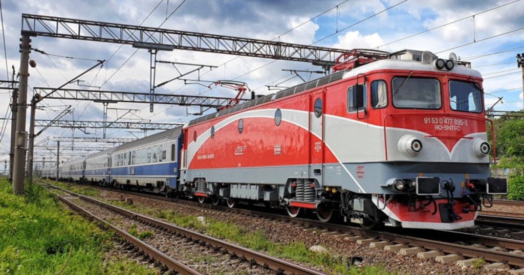 Trenurile blocate: Circulația feroviară, întreruptă între Brașov și Sighișoara din cauza unui copac căzut Circulația trenurilor între Augustin și Racoș, pe ruta Brașov – Sighișoara, este complet blocată miercuri din cauza unui copac prăbușit pe șine
