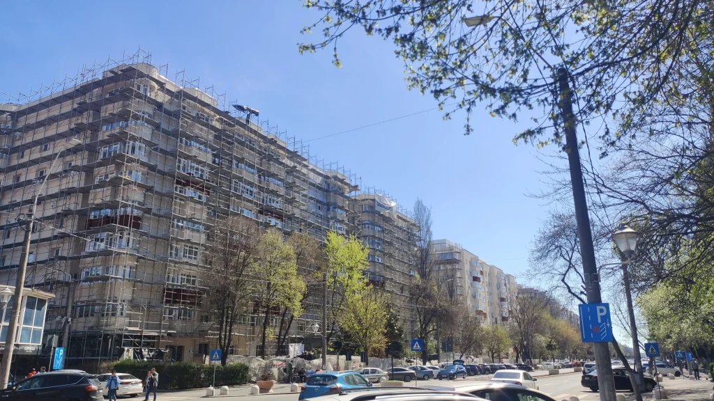Proprietarii de Apartamente, Direct Responsabili pentru Evidența Locatarilor În contextul urban românesc, unde blocurile de locuințe sunt o prezență constantă, proprietarii de apartamente au o responsabilitate clară: actualizarea permanentă a evidenței persoanelor care locuiesc în imobil