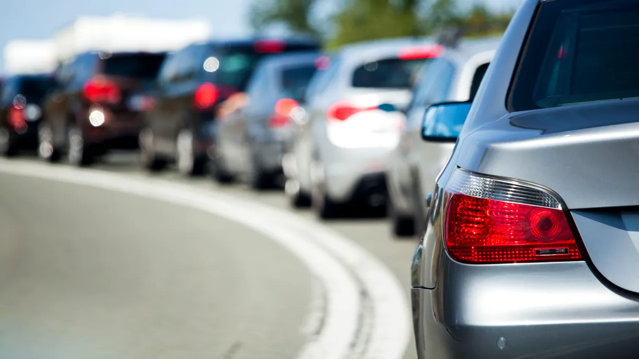 CNAIR anunță restricții de circulație pentru camioane în perioada Paștelui 2026 Pentru a facilita traficul rutier în perioada aglomerată a sărbătorilor pascale, Compania Națională de Administrare a Infrastructurii Rutiere (CNAIR) a instituit restricții de circulație pentru vehiculele de transport marfă cu masa totală maximă autorizată de peste 7,5 tone