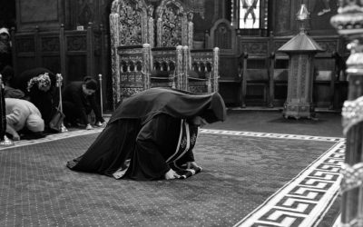 preot ortodox in genunchi biserica romania saptamana mare