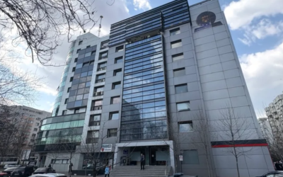 Instituțiile statului, acuzate că finanțează partidele politice prin contracte de închiriere în București Autoritatea Națională de Reglementare pentru Serviciile Comunitare de Utilități Publice (ANRSC) este acuzată că a mutat sediul într-o clădire deținută de sponsori ai Partidului Social Democrat (PSD), direcționând astfel fonduri publice către firme care susțin financiar partidele aflate la putere