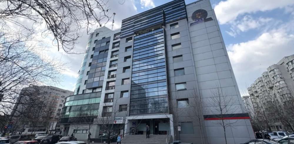 Instituțiile statului, acuzate că finanțează partidele politice prin contracte de închiriere în București Autoritatea Națională de Reglementare pentru Serviciile Comunitare de Utilități Publice (ANRSC) este acuzată că a mutat sediul într-o clădire deținută de sponsori ai Partidului Social Democrat (PSD), direcționând astfel fonduri publice către firme care susțin financiar partidele aflate la putere