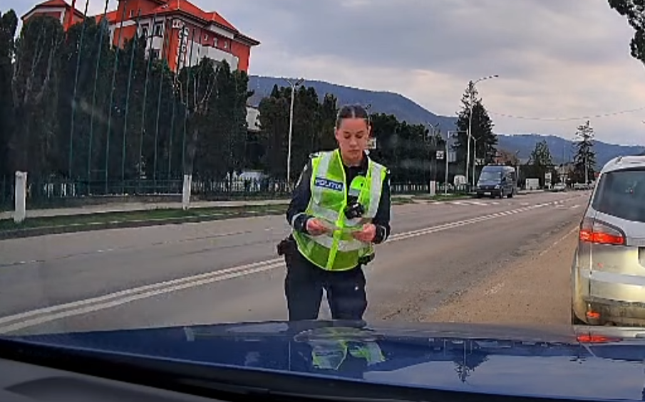 Polițista din Târgu Ocna, acuzată: A amendat șoferul deși era verde!
