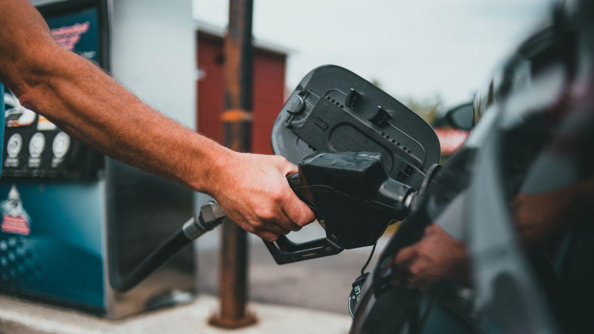 Prețurile la carburanți în Bulgaria cresc, cu implicații pentru turiștii români Începutul sezonului estival aduce cu sine și modificări ale prețurilor la carburanți, o veste care afectează direct buzunarele turiștilor români care călătoresc cu mașina spre destinații populare precum Grecia
