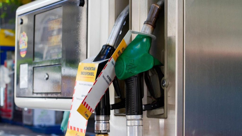 Prețurile carburanților vor rămâne ridicate, avertizează ministrul Energiei Creșterea prețurilor la pompă ar fi putut fi mult mai accentuată fără măsurile luate de guvern, acestea fiind considerate însă insuficiente de către ministrul Energiei
