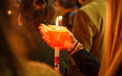Ce faci cu lumânarea de la Înviere? Când și cum o poți folosi, fără să o arunci