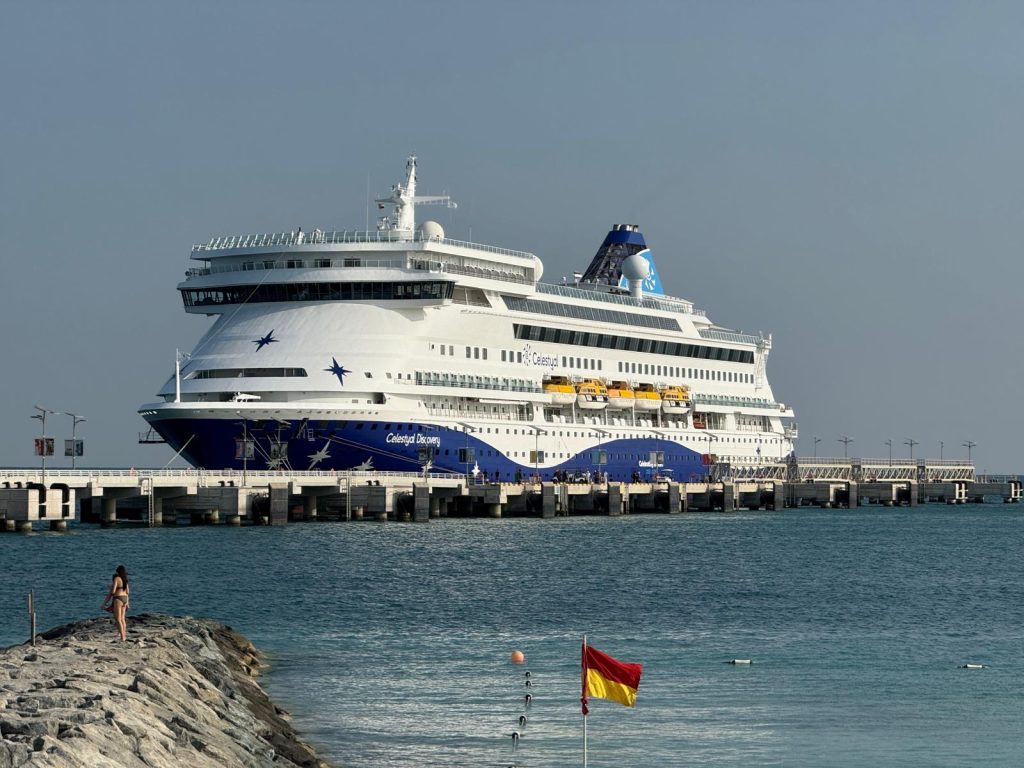 Vas de croazieră, curaj în Ormuz: Prima navă civilă, sfidare la adresa războiului